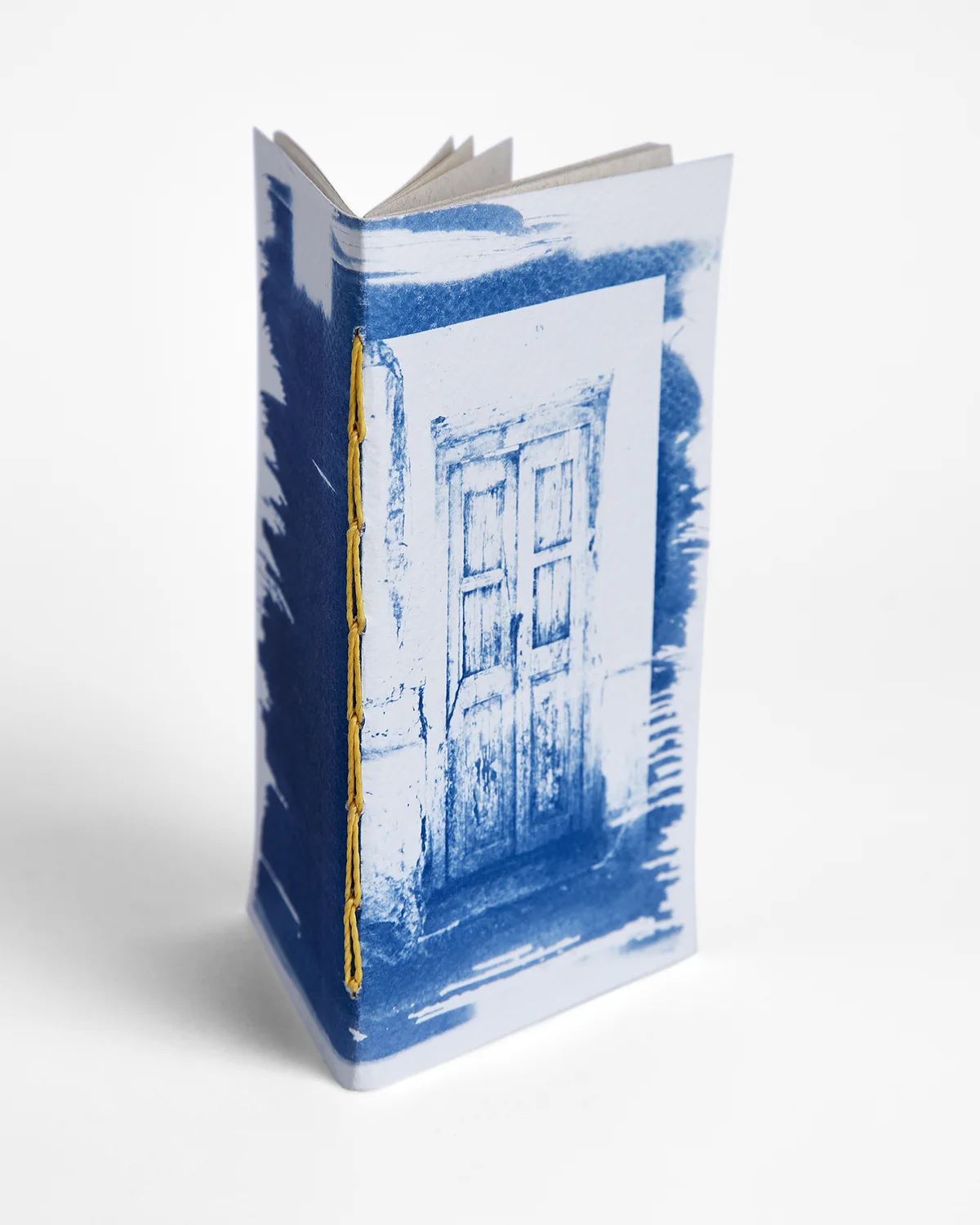 Libreta cianotipia serie Puertas costura encuadernación 2